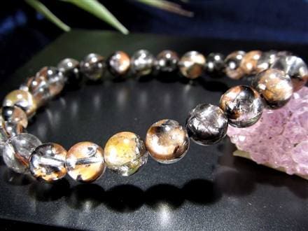 ◇褐色ブルッカイトが彩る唯一無二の景色◇高透明クリスタルに映える黒