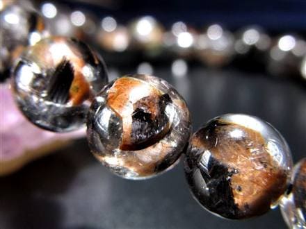 ◇褐色ブルッカイトが彩る唯一無二の景色◇高透明クリスタルに映える黒