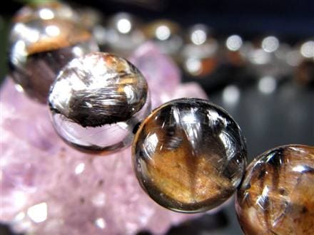 ◇褐色ブルッカイトが彩る唯一無二の景色◇高透明クリスタルに映える黒