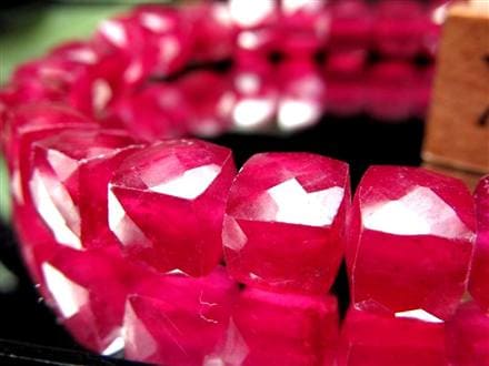 ◇気品漂うピンクレッド◇華やかに煌めくキューブカット◇艶やか