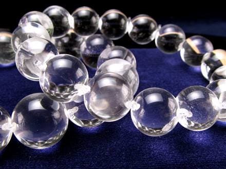 ◇光を受けてレンズのように輝く◇一粒が強調されるサイドドリル仕様