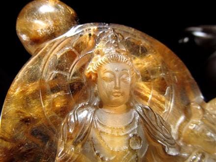 ルチルクリスタル 魚と球体の彫刻 ルチルクリスタル 魚と球体の彫刻