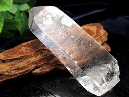 ◇限られた流通量◇輸出制限のある希少原石◇澄んだ輝きを放つ結晶