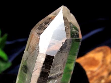 ◇限られた流通量◇輸出制限のある希少原石◇澄んだ輝きを放つ結晶