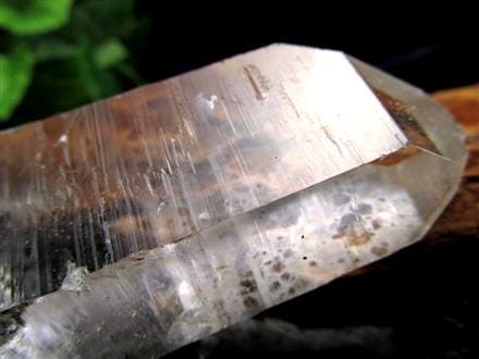 ◇限られた流通量◇輸出制限のある希少原石◇澄んだ輝きを放つ結晶