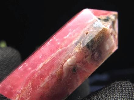 ◇濃色ピンクレッド◇結晶の煌めきと縞模様が美しい◇情熱的な恋を