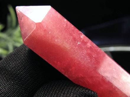 ◇濃色ピンクレッド◇結晶の煌めきと縞模様が美しい◇情熱的な恋を