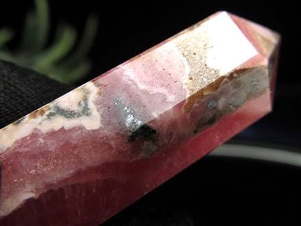 ◇濃色ピンクレッド◇結晶の煌めきと縞模様が美しい◇情熱的な恋を