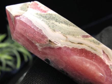 ◇濃色ピンクレッド◇結晶の煌めきと縞模様が美しい◇情熱的な恋を