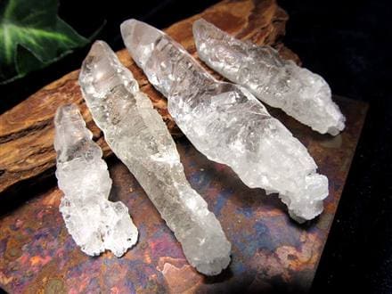 水晶　ポイント ◇数量限定！厳選品◇神秘的な蝕像結晶が魅力◇独特な表面凹凸と荒々
