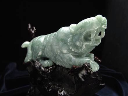 菩薩観音像 1.9kg 仏像 翡翠 彫刻 ヒスイ 原石 鑑賞石 自然石 誕生石  