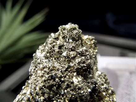シ*a様 フールズゴールド級の輝き！約2kgのパイライト原石（台座付き） 国産天然石】☆金色の輝き！完璧な結晶状原石☆別名「フールズゴールド