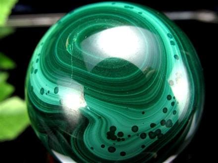 天然石 孔雀石マラカイトスフィア台座付き 5.8cm位 楽天市場】マラカイト 丸玉 49mm 台座付属 malachite 孔雀石