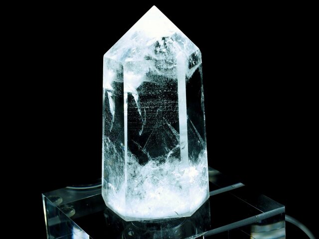 ☆LED発光の台座☆6ヶ所からの強力な発光☆透明な天然石のディスプレイ