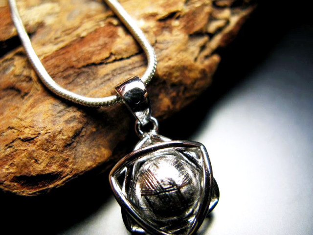 925 ナミビア産 ギベオン隕石 メテオライト 鉄隕石 六芒星 ペンダント