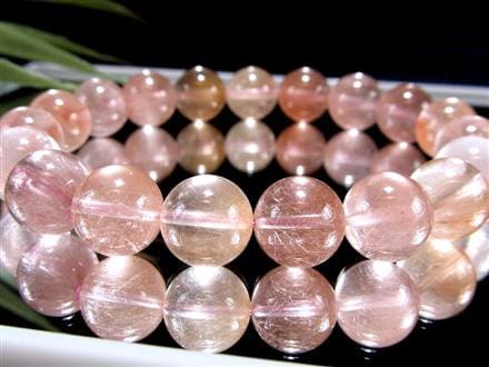 透明感抜群！ピンクサゲニティッククォーツ(ラビットヘアルチル)　ブレスレット ☆入手困難☆限定3本！☆淡い桜ピンク×輝く束状ラビット針☆恋愛