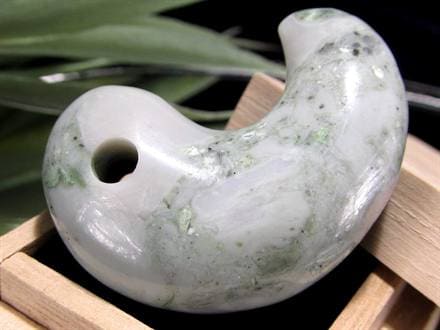 天然石 勾玉　淡い緑色と白色の混合　約18g ☆淡緑流れる風雅な勾玉☆糸魚川の大地が生んだ天然アート☆熟練職人の