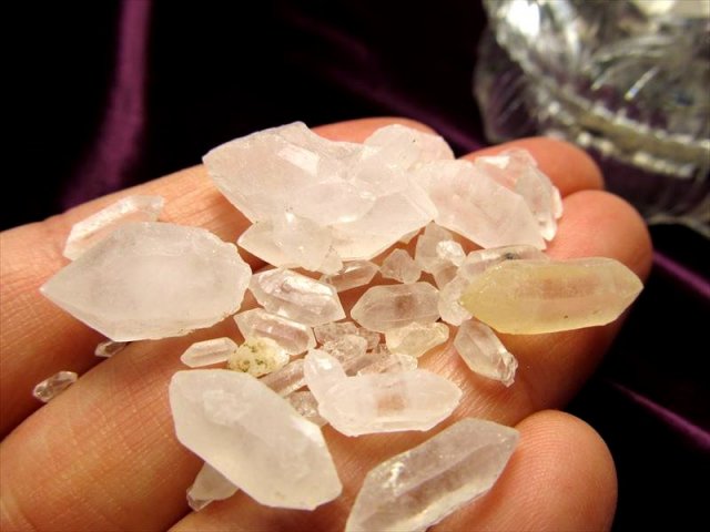 砂金6つぶと水晶2粒 ☆希少なダブルポイント結晶・DT水晶☆ツーソン展示会商品☆モロッコ産