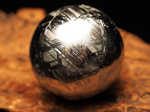 ギベオン隕石　24Kコーティング1点物 楽天市場】ギベオン隕石〈ゴールドコーティング〉 6mm バリシルバー