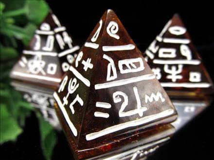 ◇王道の琥珀色◇天然アンバーピラミッド◇象形文字（hieroglyph）彫刻
