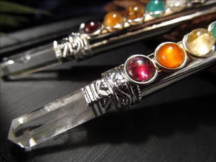 ☆少量限定入荷！！☆天然水晶丸玉＆チャクラを表す七つの宝石付き 
