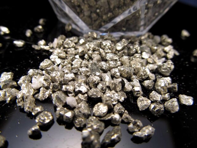 ◇上品に煌くパイライト結晶◇高級感のある光沢◇約500g入り◇強力な