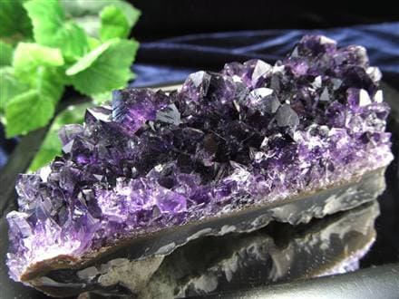 濃紫の煌めきウルグアイ産☆キラキラ☆アメジストクラスターパワーストーンA1088 楽天市場】【濃紫が美しいウルグアイ産】アメジスト クラスター