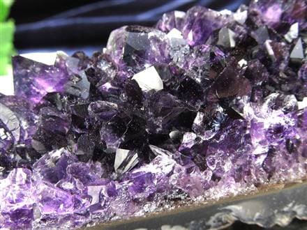 高品質　綺麗^ - ^ 天然石アメジストクラスター　重さ2427g 台座付き 開運 パワーストーン 浄化 用 セット 水晶 さざれ 天然 石 コンパクト