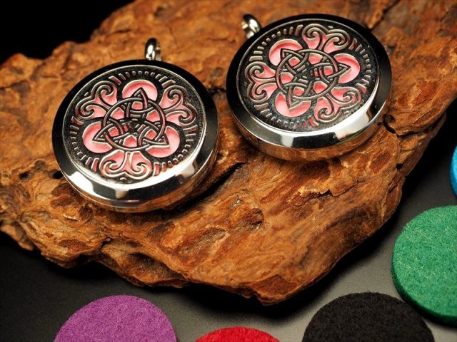 ◇癒しの香りを入れるペンダントトップ！◇ツーソン展示会商品◇透かし