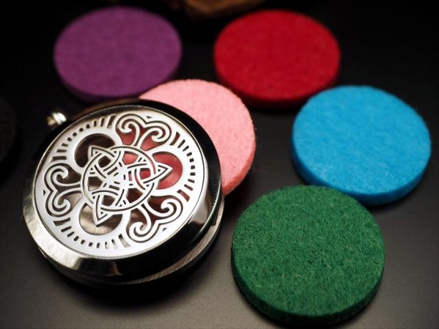 ◇癒しの香りを入れるペンダントトップ！◇ツーソン展示会商品◇透かし