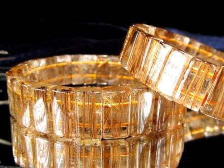 ◇澄んだ透明感と金線美！◇迫力のバングルタイプ◇クリア水晶に映える