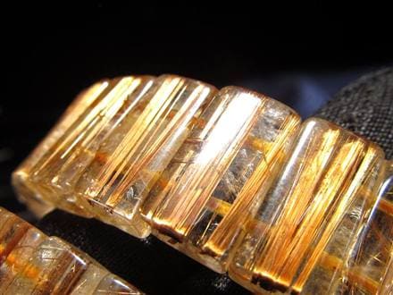 ◇澄んだ透明感と金線美！◇迫力のバングルタイプ◇クリア水晶に映える