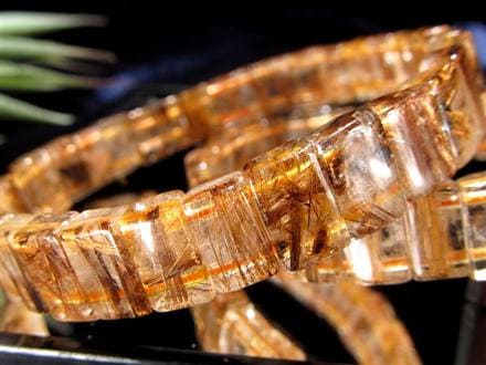 ◇澄んだ透明感と金線美！◇迫力のバングルタイプ◇クリア水晶に映える