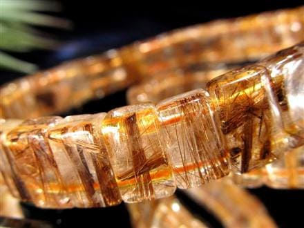 ◇澄んだ透明感と金線美！◇迫力のバングルタイプ◇クリア水晶に映える