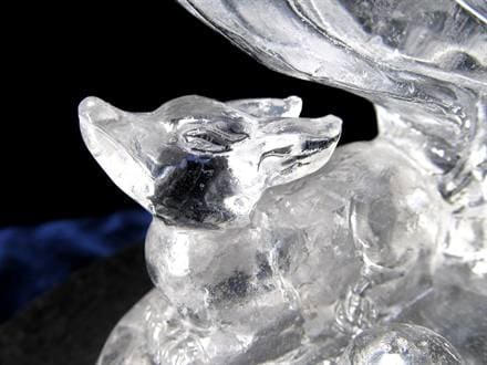 ◇神秘的な九尾の狐◇透明水晶を贅沢に使用◇虹が浮かぶ幻想的な逸品