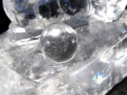 ◇神秘的な九尾の狐◇透明水晶を贅沢に使用◇虹が浮かぶ幻想的な逸品
