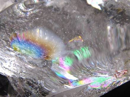◇神秘的な九尾の狐◇透明水晶を贅沢に使用◇虹が浮かぶ幻想的な逸品
