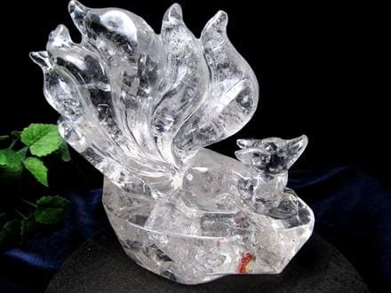 ◇神秘的な九尾の狐◇透明水晶を贅沢に使用◇虹が浮かぶ幻想的な逸品