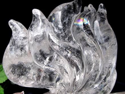◇神秘的な九尾の狐◇透明水晶を贅沢に使用◇虹が浮かぶ幻想的な逸品