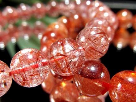 ◇透明感際立つ美発色◇クリア感重視のレッドトーン◇繊細に煌めく針と