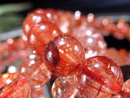 ◇透明感際立つ美発色◇クリア感重視のレッドトーン◇繊細に煌めく針と