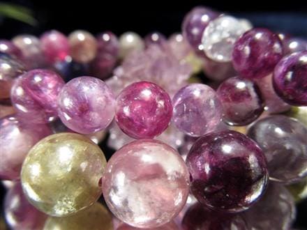 専用】激レア　透明感　無着色　キラキラ　パープルマイカ　天然石紫雲母約12.3㍉ 高品質パープルマイカ ラウンド約9.7～10.1mm☆2粒 希少きらら✿天然石