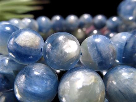 ◇淡いライムグリーンカラー結晶入り！◇珍しいバイカラータイプ