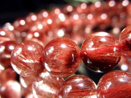 紅針の葉珠｜レッドルチルクォーツ　原石（91g／木製台座つき） ◇鮮烈レッドが際立つ上質タイプ◇濃密な赤針が生む華やかな存在感