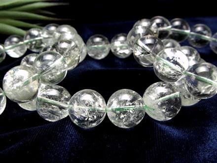☆激安価格！☆入荷頻度激減！☆希少な緑水晶☆中には虹入りの珠も