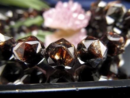 022193ブラックゴールデンマイカ雲母石11ミリ、16センチ ☆漆黒に