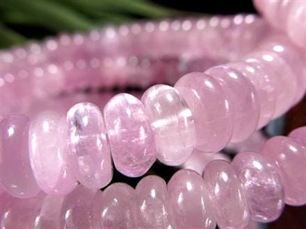 ☆流通量の少ないボタン型☆やわらかなピンクの輝き☆キャッツアイ効果