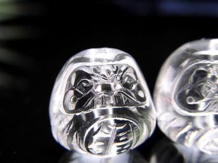 ☆澄んだ輝きを放つ天然水晶☆達磨の力強い表情を忠実再現☆艶やかな