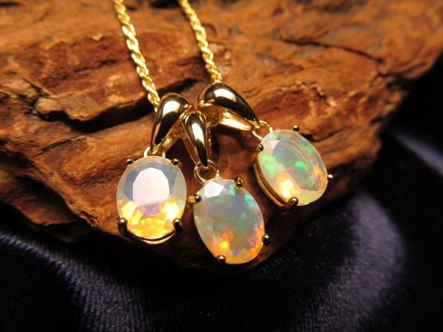 【高品質】プレシャスオパール ペンダントトップ 石の蔵 宝石質 プレシャスオパール ペンダントトップ メレダイヤ付き