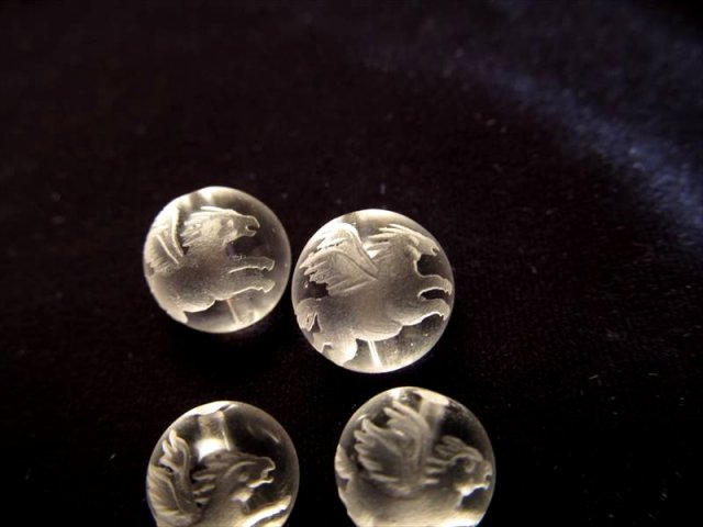 ペガサス(馬)彫り】☆ 素彫り ☆天然水晶【 ペガサス 】彫り珠☆縦穴